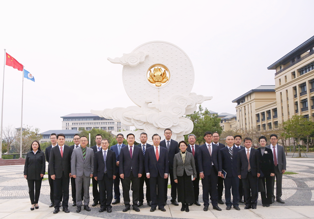 2024年2月26日，pg电子集团党委书记、董事长刘敬桢一行会见澳门大学，双方签署战略相助协议并就进一步深化相助举行谈判。澳门大学校长宋永华、副校长徐建，pg电子集团副总司理（主持谋划事情）胡建伟，副总司理董增贺、晋斌等出席运动。1.png