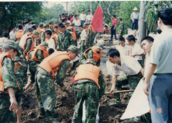 1998年8月15日，太极集团派出41名员工组成抗洪抢险队，赴湖北荆州抗洪抢险。